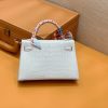 064a721b70ea9b6.jpg 爱马仕 Mini Kelly 迷你凯莉 冰川白 奶昔白 一级美洲鳄鱼皮 全手工缝制 臻品级别 银扣 19cm 2代