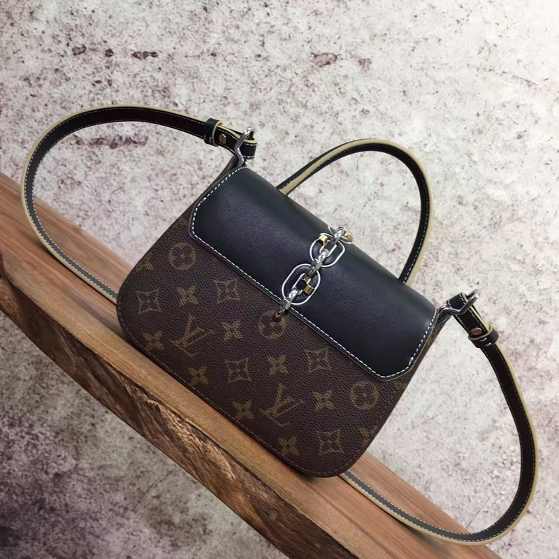 M44115 LV CHAIN IT 小号手袋 LV 2017新款女包 LV手提锁头扣包