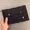 FENDI 芬迪 351 精选小牛皮荔枝纹小恶魔压制立体BAG BUGS眼睛手拿包 炭黑色