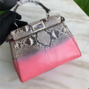 5590 FENDI 芬迪 蟒蛇皮 丝印手提包 两个内袋 金属配件 粉色