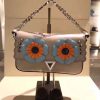 203 FENDI 芬迪 小怪兽带脚包 拼色花朵铆钉 链条手提肩包 米色