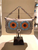 203 FENDI 芬迪 小怪兽带脚包 拼色花朵铆钉 链条手提肩包 米色