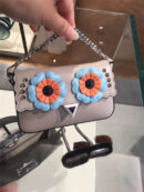 203 FENDI 芬迪 小怪兽带脚包 拼色花朵铆钉 链条手提肩包 米色