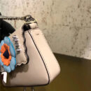 203 FENDI 芬迪 小怪兽带脚包 拼色花朵铆钉 链条手提肩包 米色