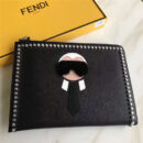 FENDI 0363克公仔 芬迪手拿包 老佛爷造型 芬迪钱包 黑色