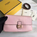 212 FENDI 芬迪 时装秀MICRO BAGUETTE 翻盖双F 链条 手提斜挎包 粉色