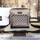429018 GUCCI 经典GG印花 防水材质 单肩斜挎男包 灰白色黑带