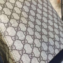 429018 GUCCI 经典GG印花 防水材质 单肩斜挎男包 灰白色黑带