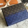 1524731616708194.jpg M63066 POCHETTE VOYAGE 中号手袋 LV男包 LV手包 LV银色涂层手拿包