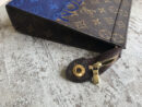 M63066 POCHETTE VOYAGE 中号手袋 LV男包 LV手包 LV银色涂层手拿包