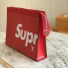 1532924291678544.jpg M41366 LV Supreme 联名系列 Pochette Voyage 中号手袋 LV手拿包 红色