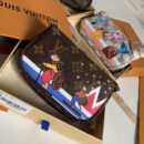 M67769 LV Mini Pochette Accessoires 小手袋 LV老花帆布滑雪小熊图案女包