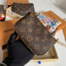 M67769 LV Mini Pochette Accessoires 小手袋 LV老花帆布滑雪小熊图案女包