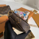 M67769 LV Mini Pochette Accessoires 小手袋 LV老花帆布滑雪小熊图案女包