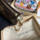 M67769 LV Mini Pochette Accessoires 小手袋 LV老花帆布滑雪小熊图案女包