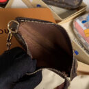 M67769 LV Mini Pochette Accessoires 小手袋 LV老花帆布滑雪小熊图案女包