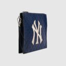 547796 Gucci NY Yankees™ 贴饰 经典GG帆布 手拿包 蓝色