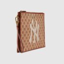 547796 Gucci NY Yankees™ 贴饰 经典GG帆布 手拿包 砖红色