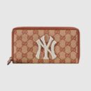 547791 GUCCI 饰New York Yankees™ 贴饰经典 GG 全拉链钱包 砖红色