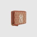 547791 GUCCI 饰New York Yankees™ 贴饰经典 GG 全拉链钱包 砖红色