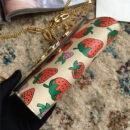 564718 Gucci女袋 Gucci Zumi系列 互扣式G马衔扣 草莓印花 深绿色