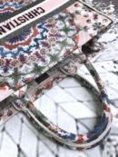 M1286ZRIO Dior Book Tote系列刺绣帆布手提包 点缀彩色图案刺绣