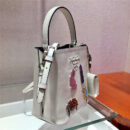 1BA217 Prada女包 Prada Panier 珐琅金属贴花 Saffiano皮革 Prada手袋 白色
