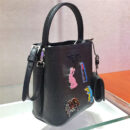 1BA217 Prada女包 Prada Panier 珐琅金属贴花 Saffiano皮革 Prada手袋 黑色