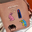 1BA217 Prada女包 Prada Panier 珐琅金属贴花 Saffiano皮革 Prada手袋 藕粉