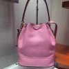 1BE018 Prada女包 小牛皮鹿皮纹 普拉达手提包 抽绳水桶包 Prada肩包 粉色