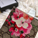 453176 Gucci GG Blooms 印花卡其配粉色人造帆布零钱包 卡片夹