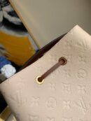 M45306 LV NEONOE 中号手袋 Monogram Empreinte 压纹皮革女包 奶白色