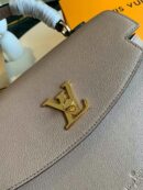 M56094 LV LOCKME EVER 中号手袋 LV旋扣女包 灰褐色