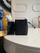 M68709 LV NANO LOCKME BUCKET 手袋 LV全皮迷你水桶包 黑色