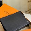 1588549861114687.jpg M30450 LV POCHETTE VOYAGE 中号手袋 Taiga 皮革手包 黑色