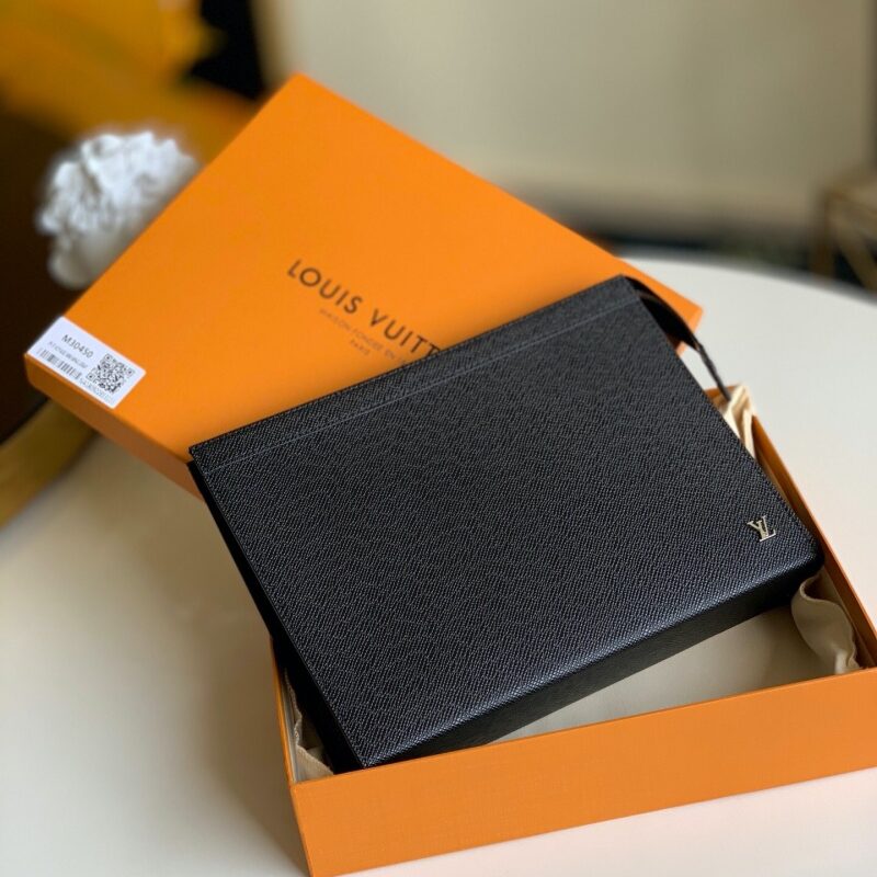M30450 LV POCHETTE VOYAGE 中号手袋 Taiga 皮革手包 黑色