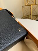 M30450 LV POCHETTE VOYAGE 中号手袋 Taiga 皮革手包 黑色