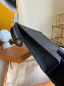 M30450 LV POCHETTE VOYAGE 中号手袋 Taiga 皮革手包 黑色