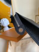 M30450 LV POCHETTE VOYAGE 中号手袋 Taiga 皮革手包 黑色