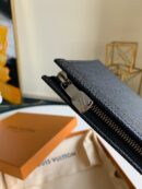 M30450 LV POCHETTE VOYAGE 中号手袋 Taiga 皮革手包 黑色