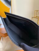 M30450 LV POCHETTE VOYAGE 中号手袋 Taiga 皮革手包 黑色