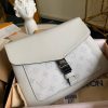 M30411 LV OUTDOOR FLAP 信使包 Taiga 皮革配帆布男包 白色