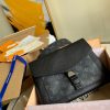 1588809827748820.jpg M30413 LV OUTDOOR FLAP 信使包 Taiga 皮革配帆布男包 黑色
