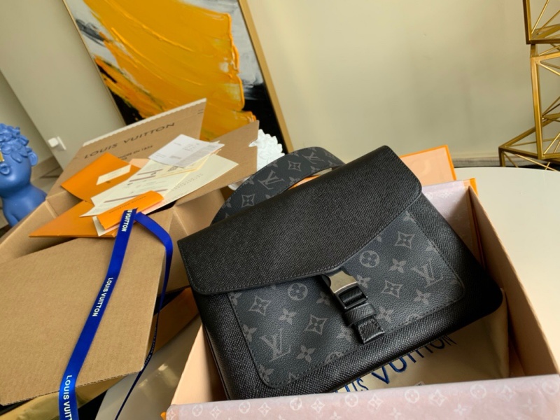 M30413 LV OUTDOOR FLAP 信使包 Taiga 皮革配帆布男包 黑色