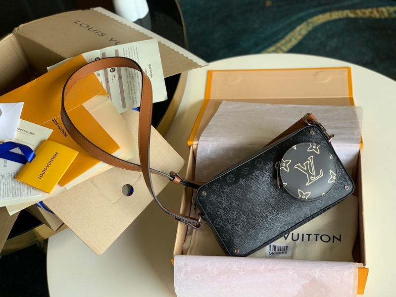M69688 LV VOLGA ON STRAP 手袋 2020秋冬系列Patchwork 拼贴相机包