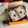 1600216860515754.jpg M45384 LV CRAFTY POCHETTE METIS 手袋 压纹粒面牛皮邮差包 奶白色