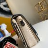 1600216863695350.jpg M45384 LV CRAFTY POCHETTE METIS 手袋 压纹粒面牛皮邮差包 奶白色