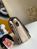 M45384 LV CRAFTY POCHETTE METIS 手袋 压纹粒面牛皮邮差包 奶白色