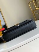M45384 LV CRAFTY POCHETTE METIS 手袋 压纹粒面牛皮邮差包 黑色