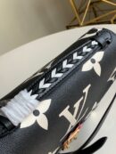 M45384 LV CRAFTY POCHETTE METIS 手袋 压纹粒面牛皮邮差包 黑色